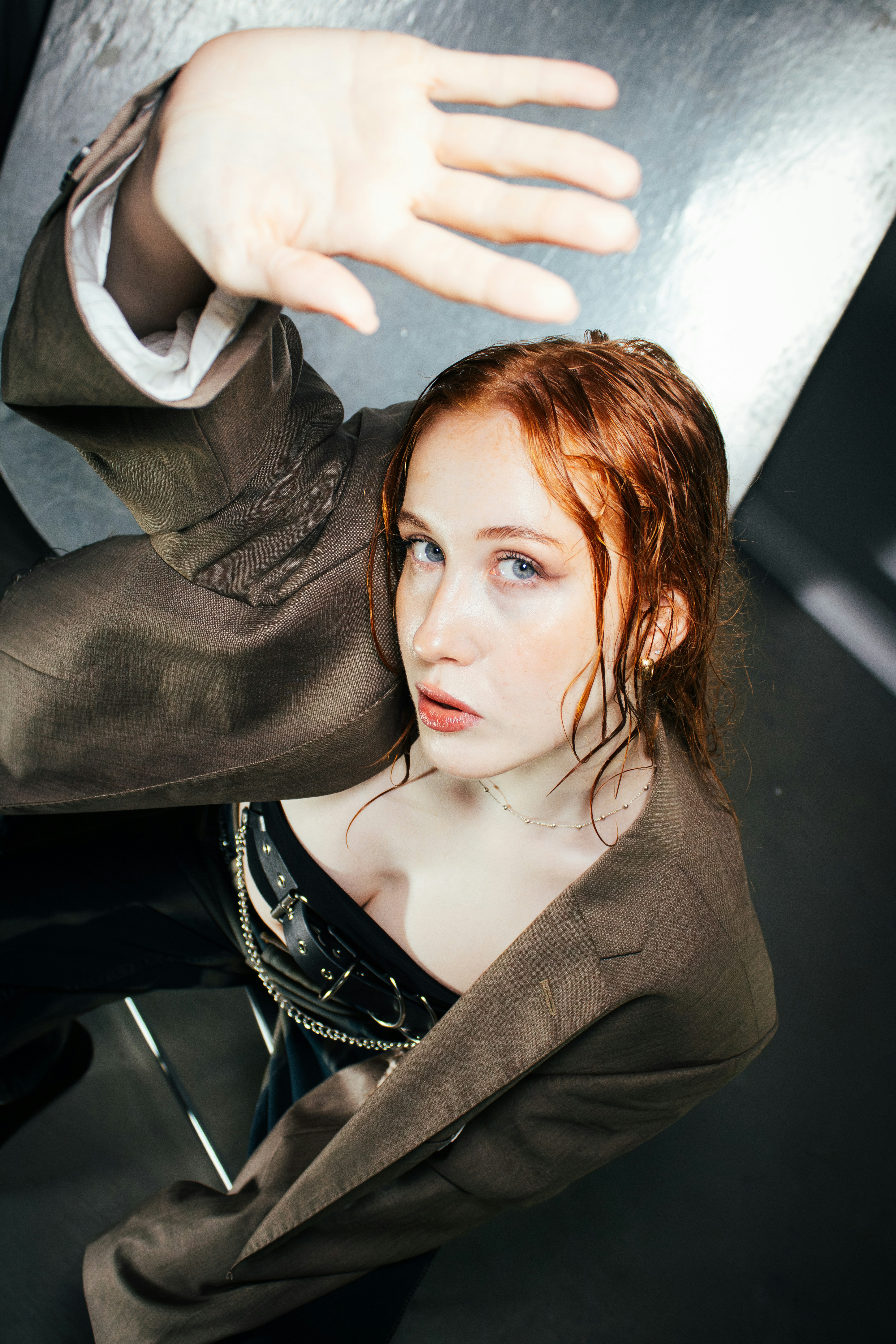 una donna in giacca e cravatta in posa per una foto