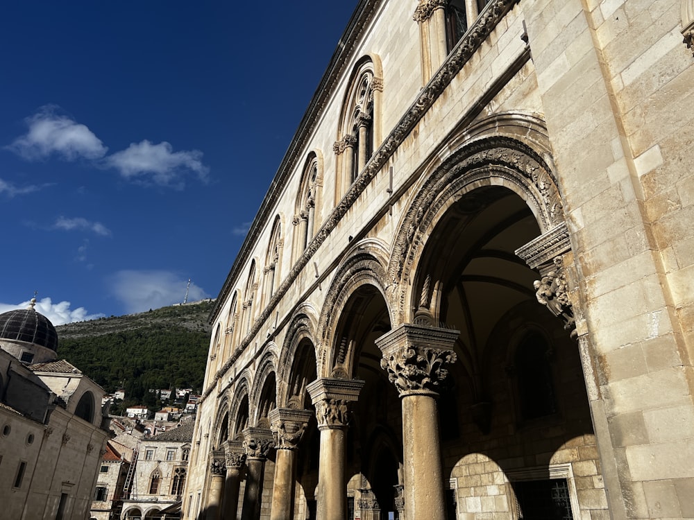 a large building with columns and arches on the side of it