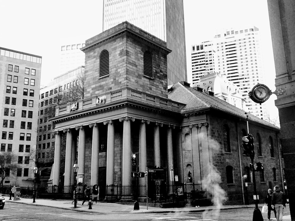 a black and white photo of a building in a city