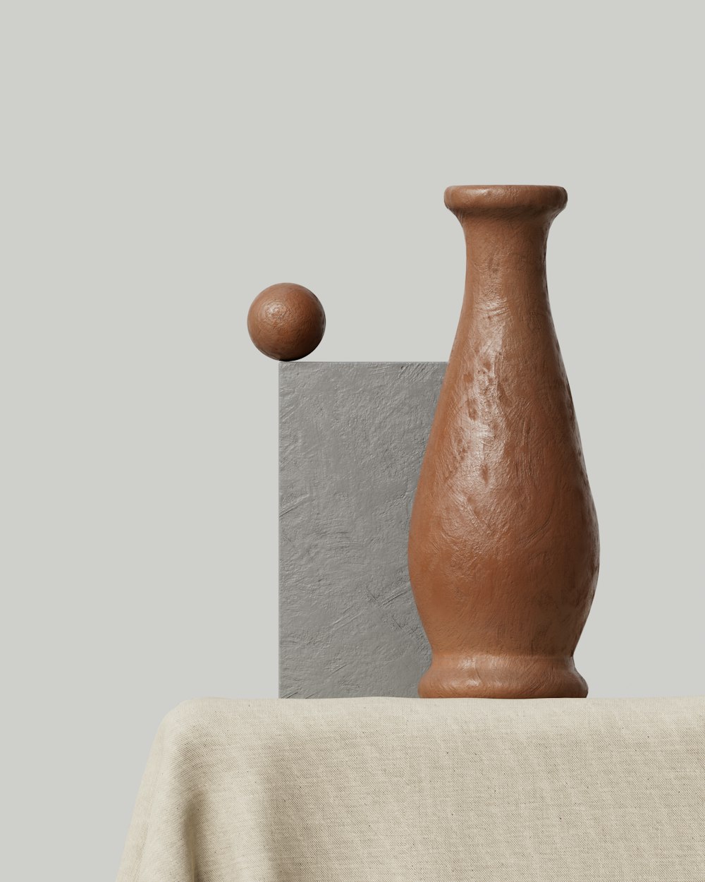 eine braune Vase, die auf einem Tisch steht