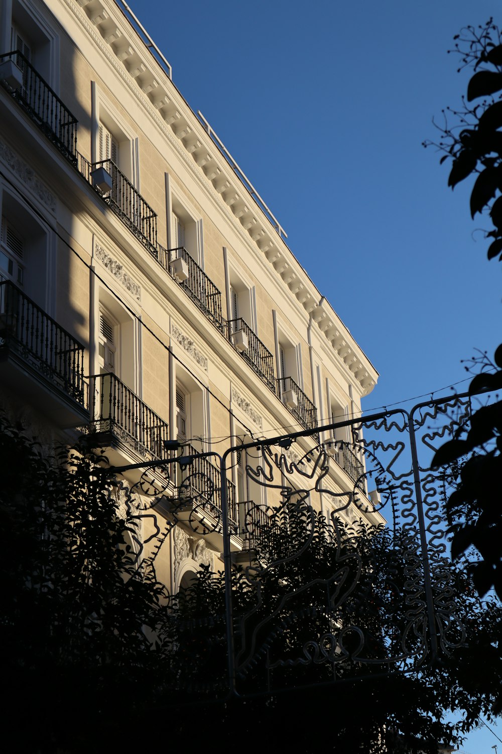 ein hohes Gebäude mit Balkonen und Balkonen darauf