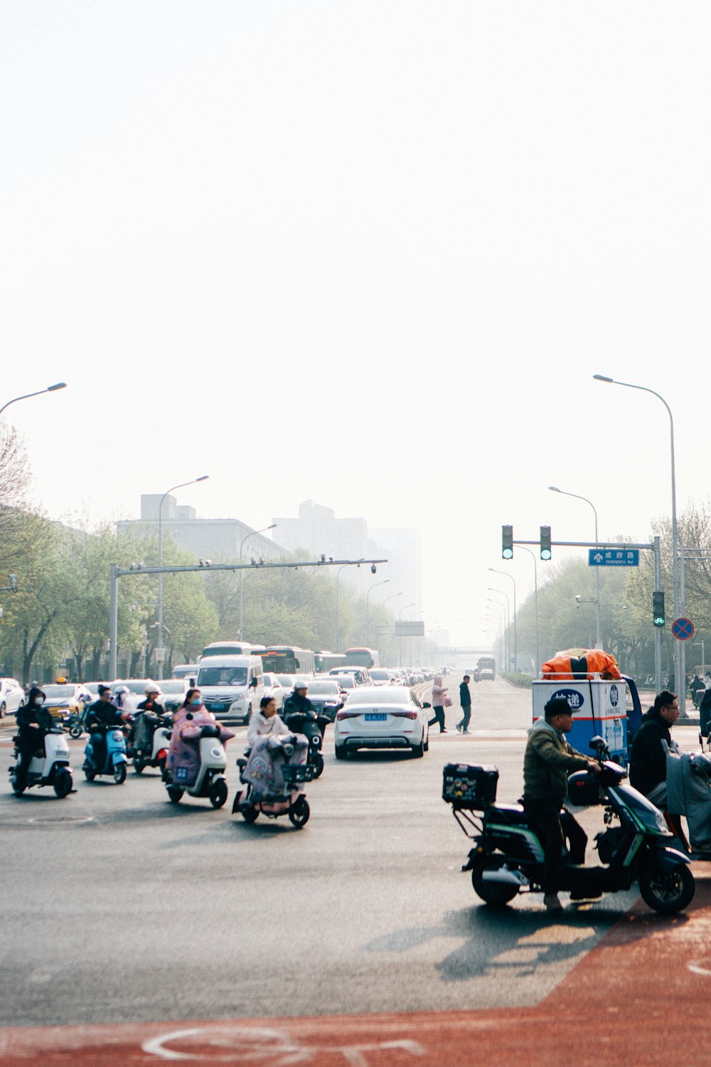 Eine Gruppe von Menschen, die mit Motorrädern eine Straße entlang fahren