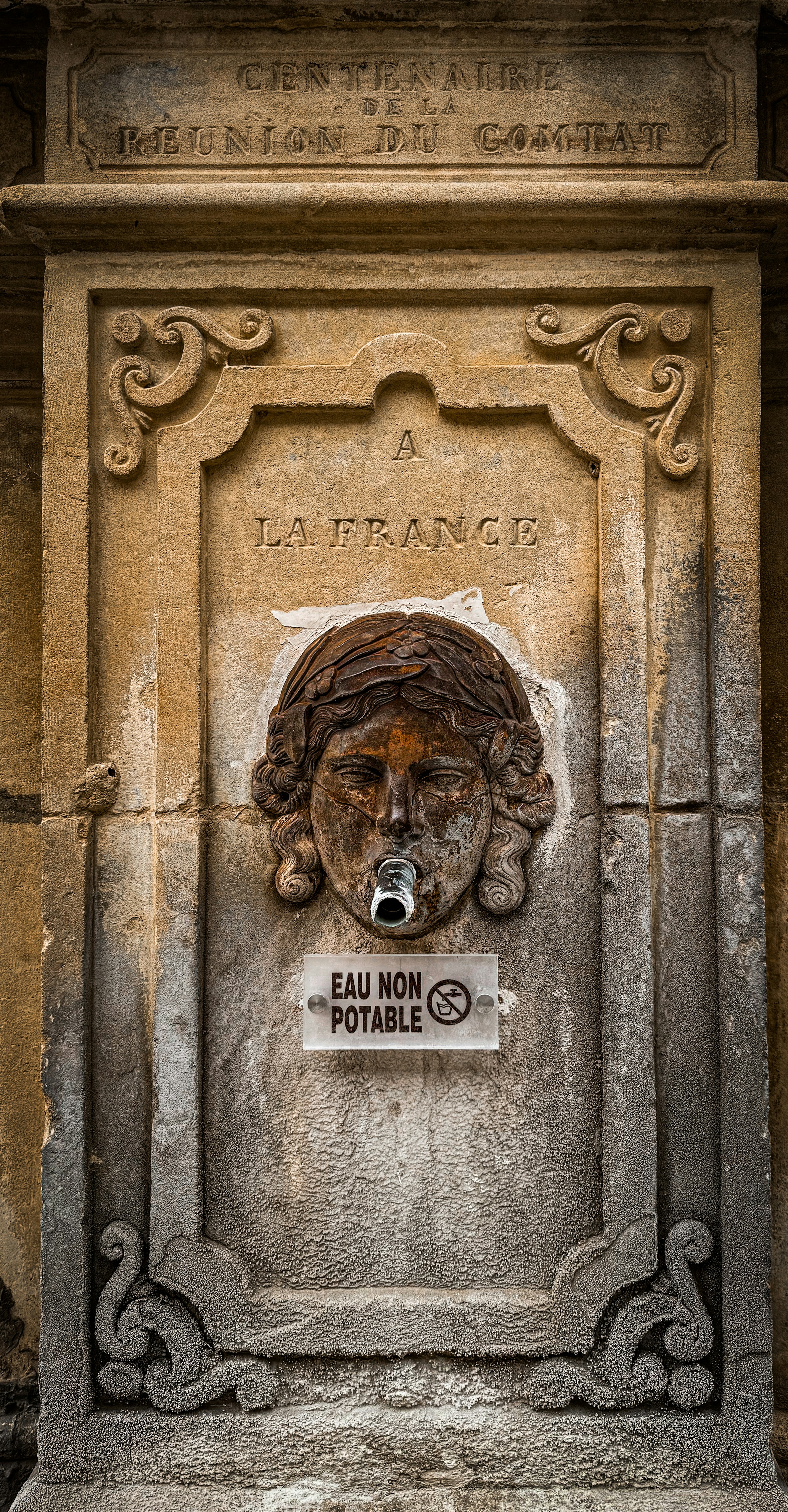 看板を掲げた犬の像