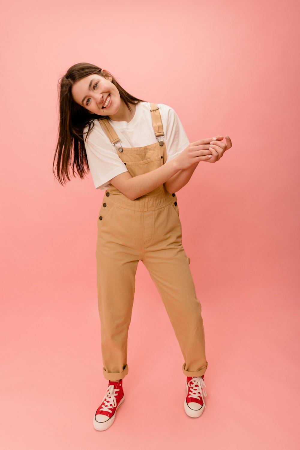 Une femme en salopette posant pour une photo