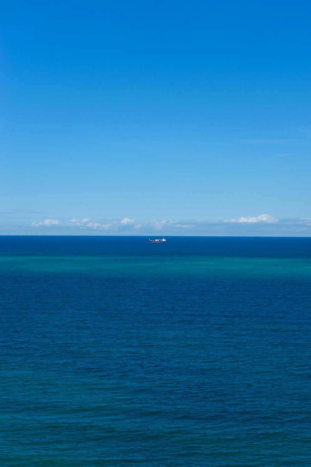 un grande specchio d'acqua con una barca in lontananza