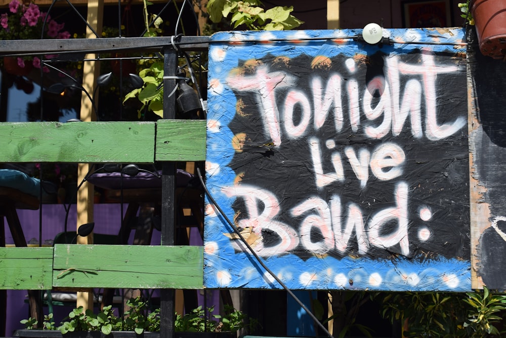 a sign that says tonight live band on it