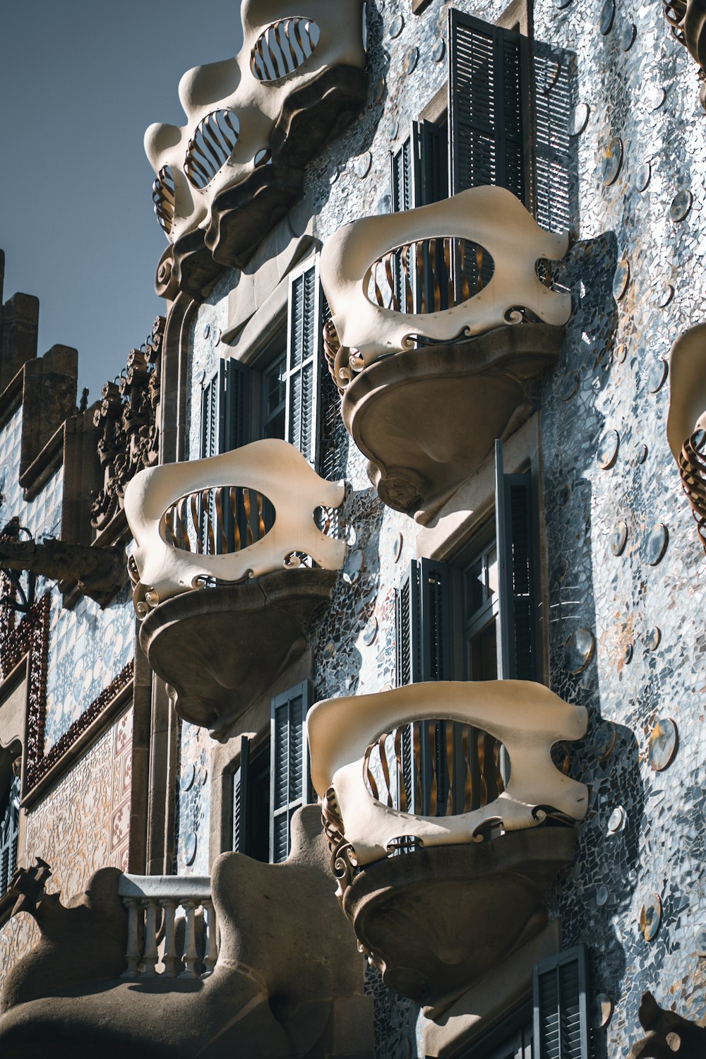 a building that has a bunch of windows on it