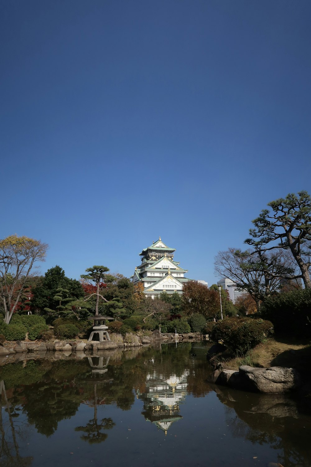 緑豊かな野原の上に鎮座する大きな白い建物