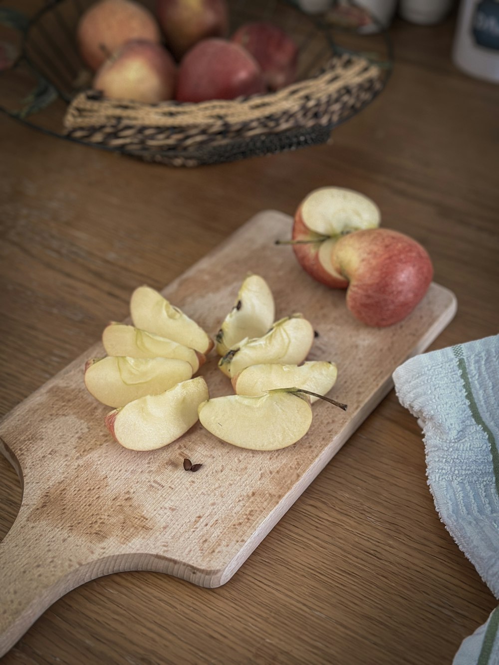 une planche à découper en bois garnie de tranches de pommes