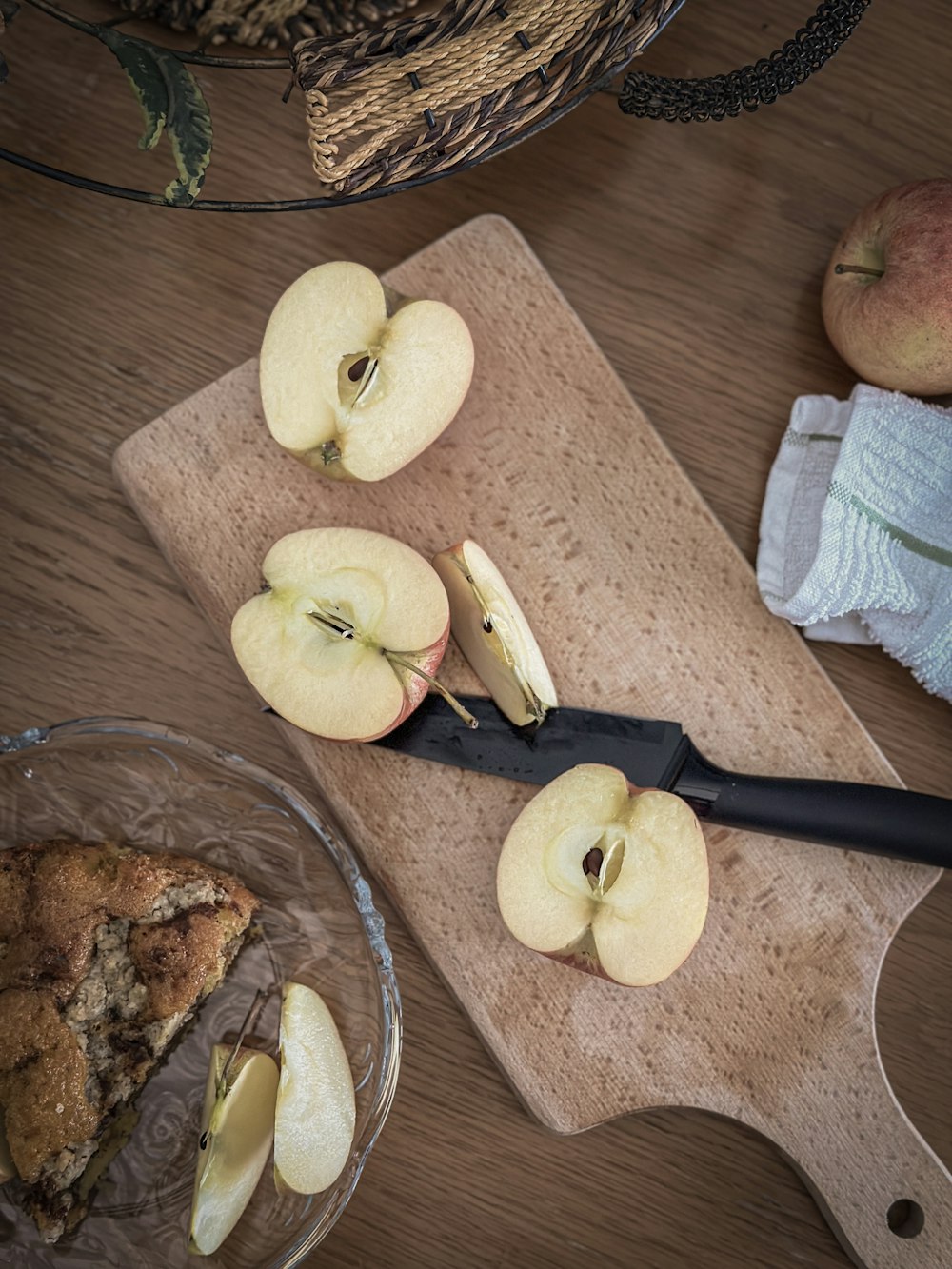 une planche à découper garnie de pommes tranchées à côté d’un couteau