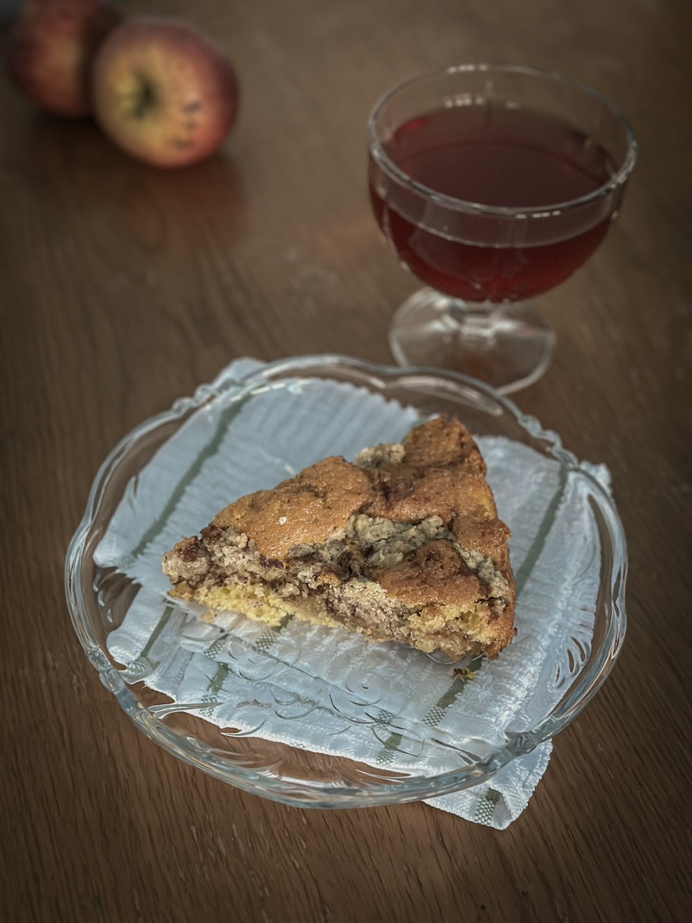 un pezzo di torta su un piatto accanto a una tazza di tè