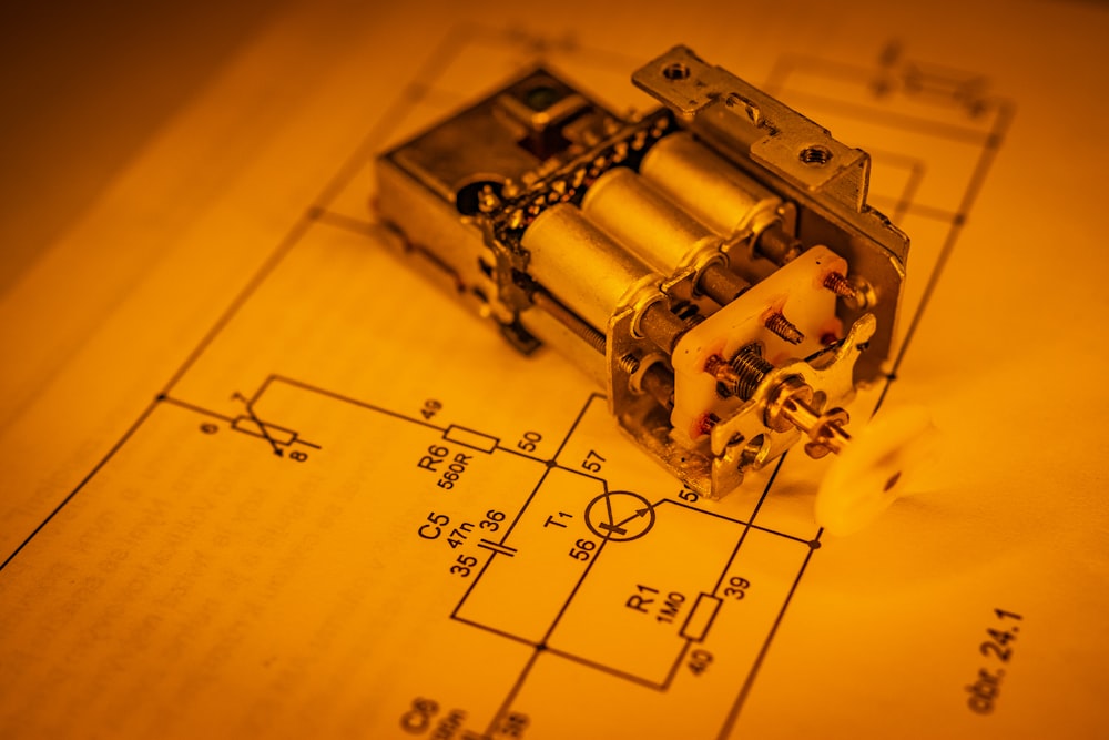 Un dispositivo eléctrico colocado encima de un plano