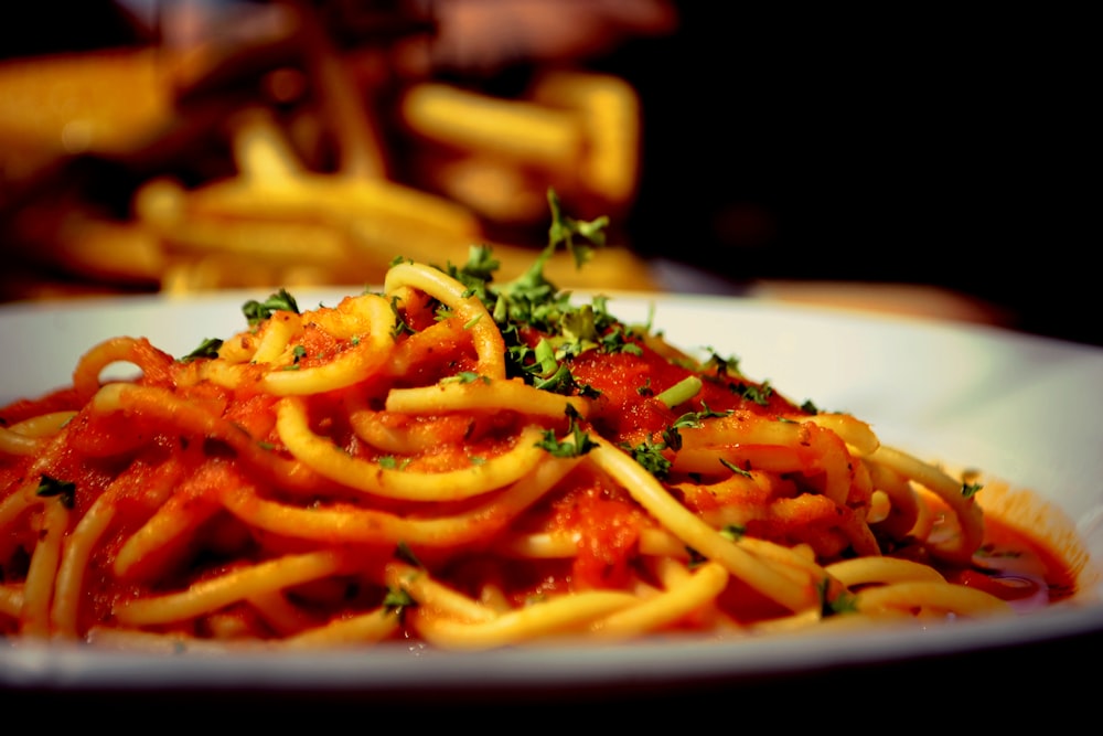 un piatto di spaghetti al sugo di pomodoro e prezzemolo