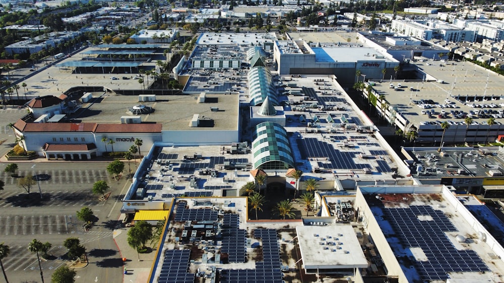 Luftaufnahme eines Parkplatzes mit vielen Sonnenkollektoren