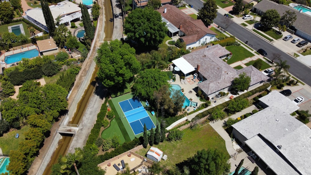 Luftaufnahme eines Viertels mit Tennisplatz