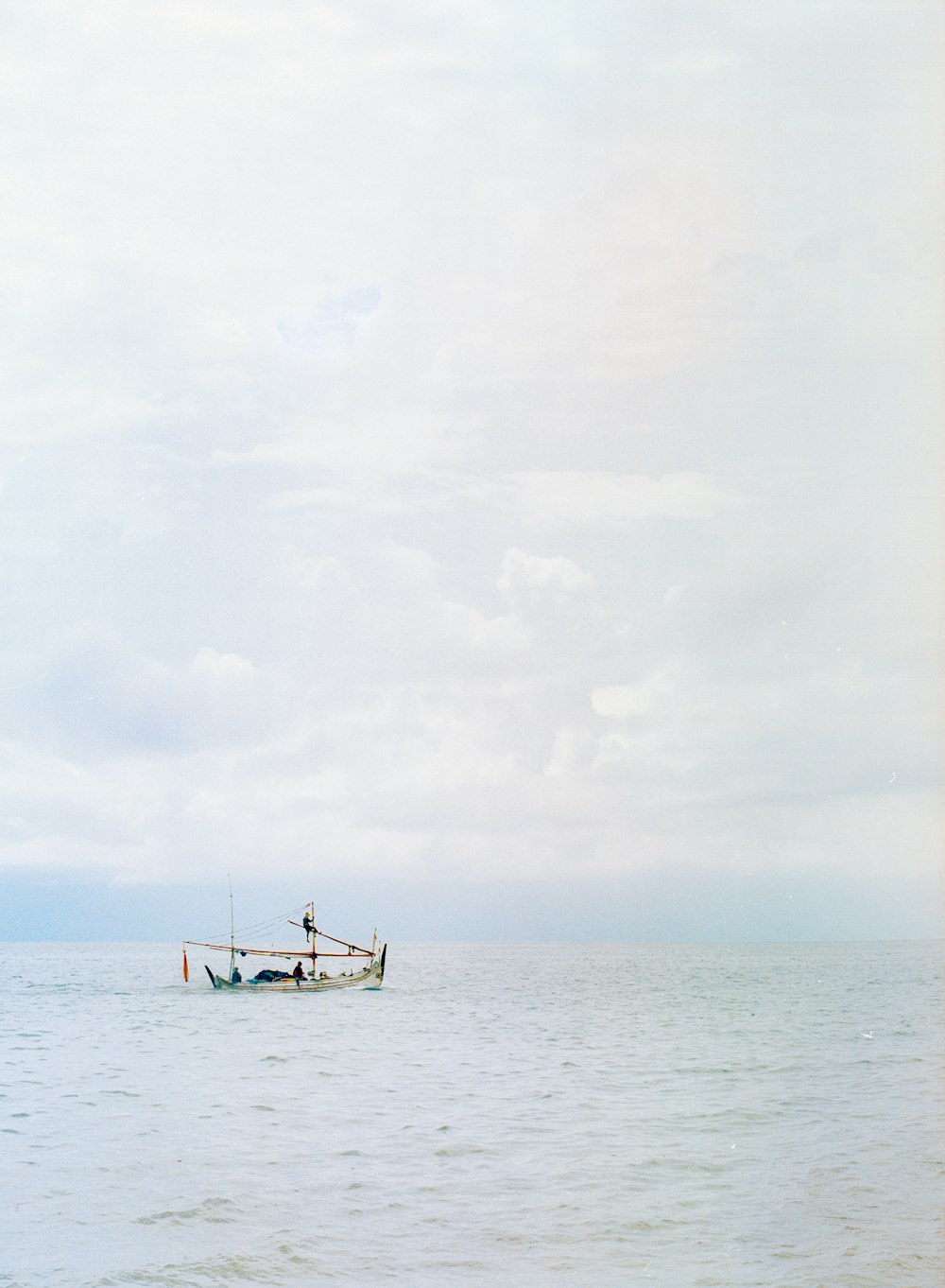 Un barco flotando sobre una gran masa de agua