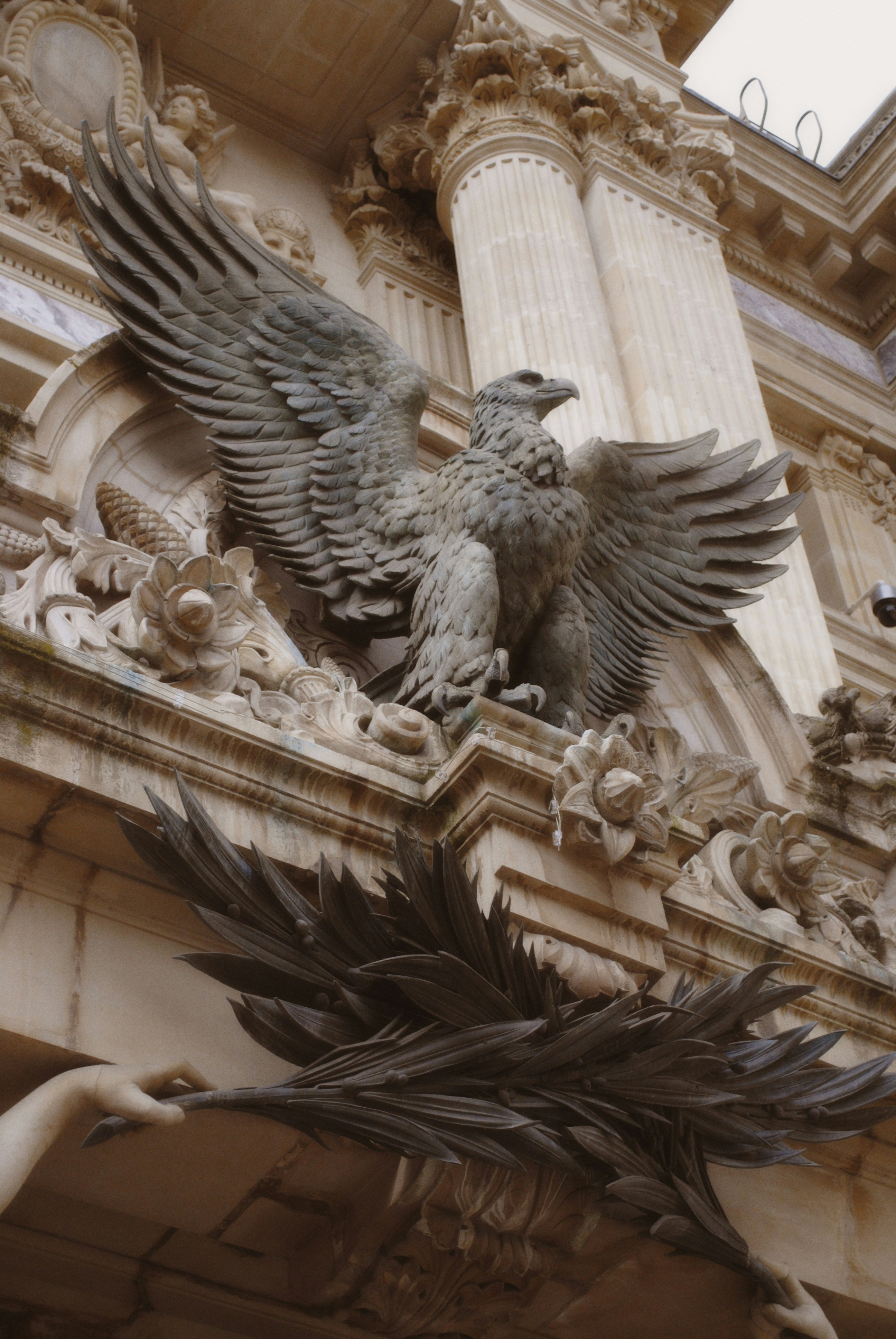 eine Statue eines Vogels auf dem Dach eines Gebäudes