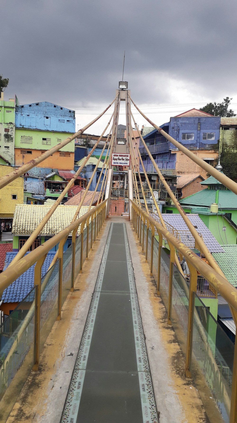 un pont qui est traversé par une longue passerelle