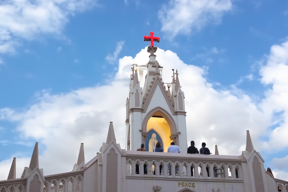 una chiesa con una croce rossa in cima