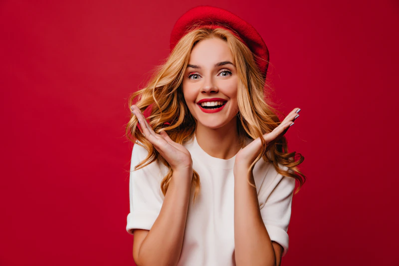 femme au chapeau rouge pleine d’humour