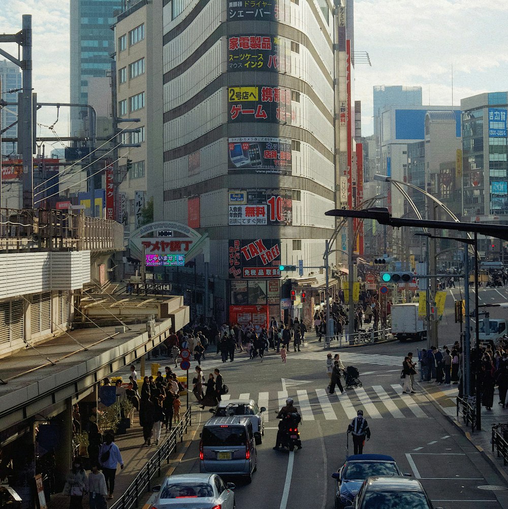 a busy city street filled with lots of traffic