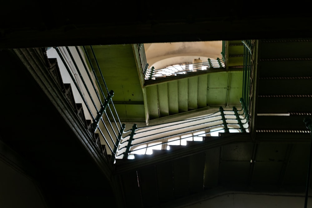 une vue d’une cage d’escalier du haut d’un immeuble