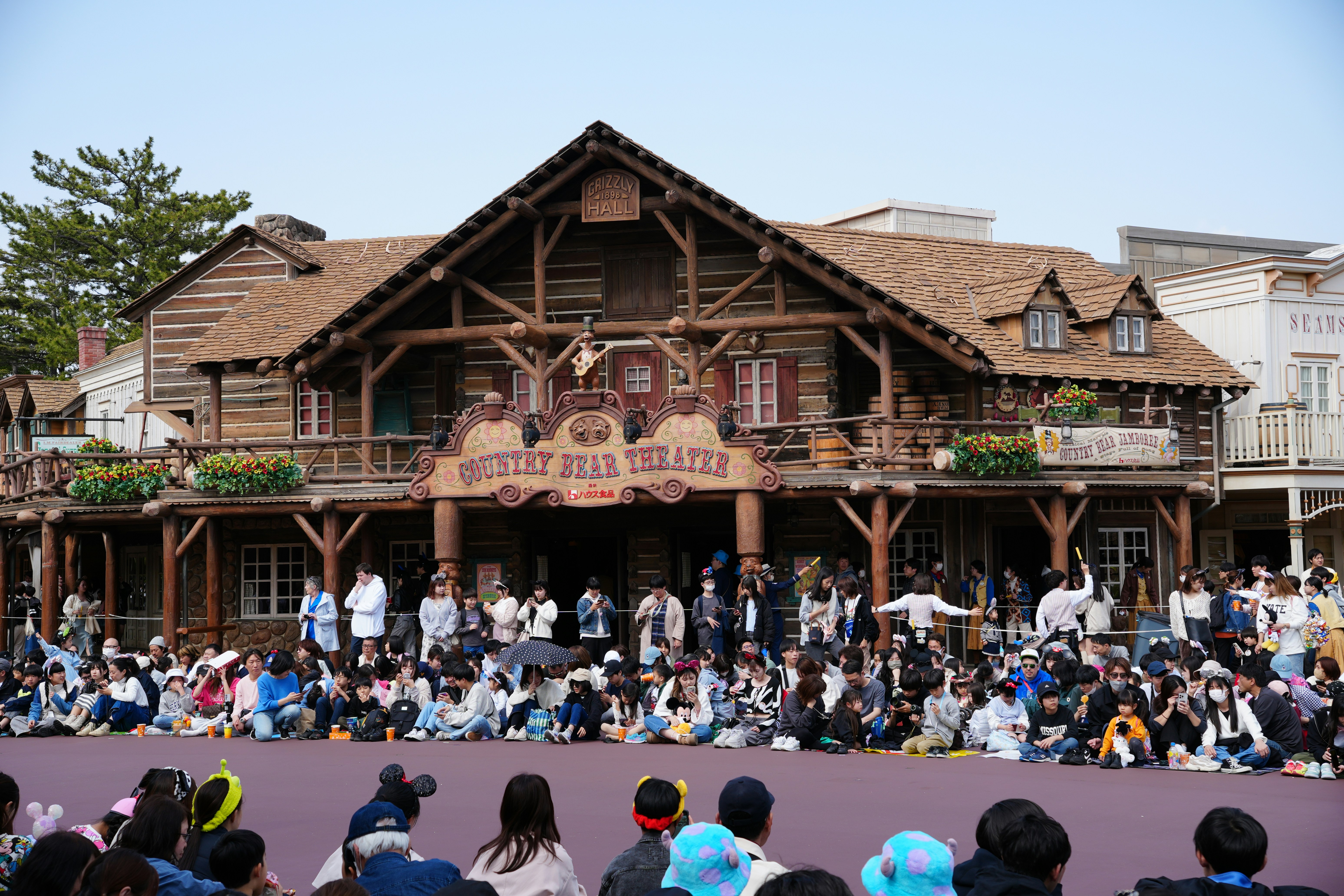 a large crowd of people standing in front of a building