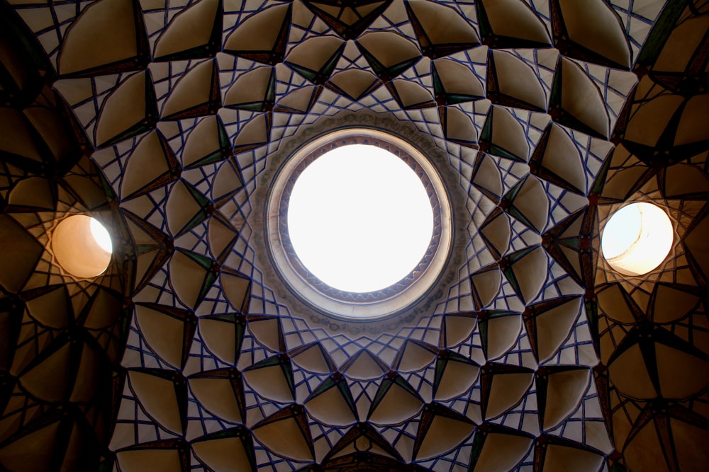 une fenêtre circulaire dans le plafond d’un bâtiment