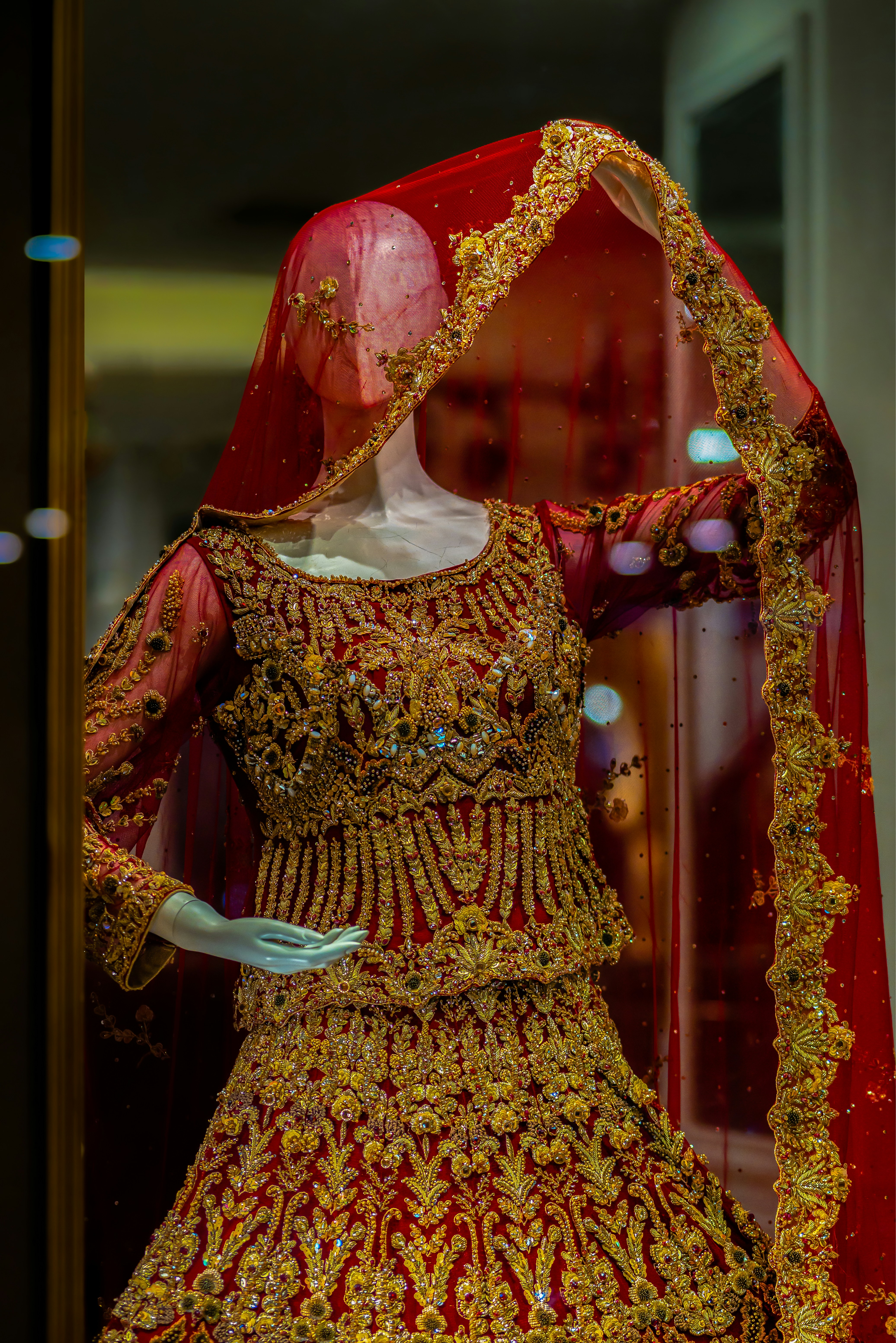 Un maniquí vestido con un traje rojo y dorado