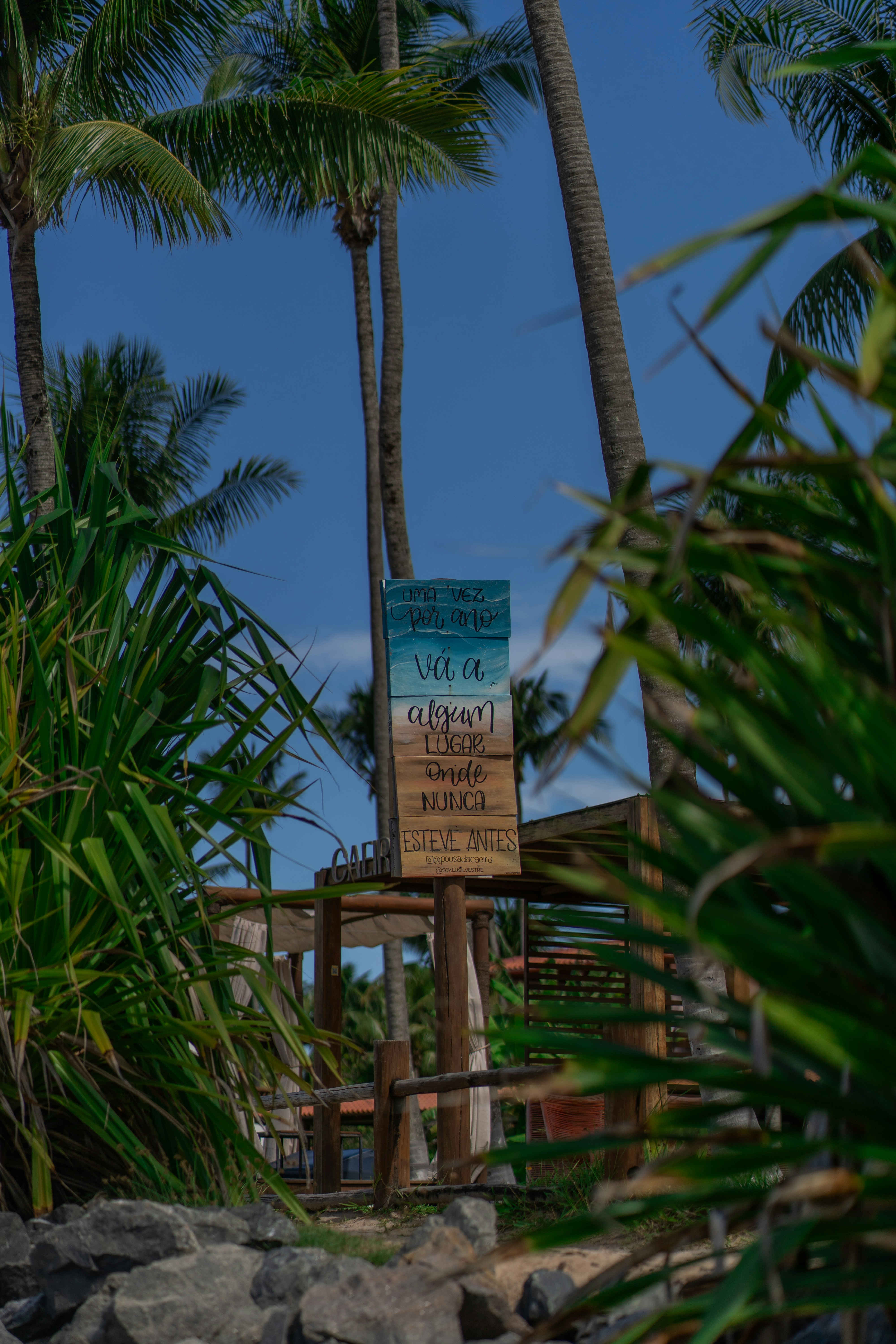 A sign for a resort on the beach photo – Free Blue Image on Unsplash