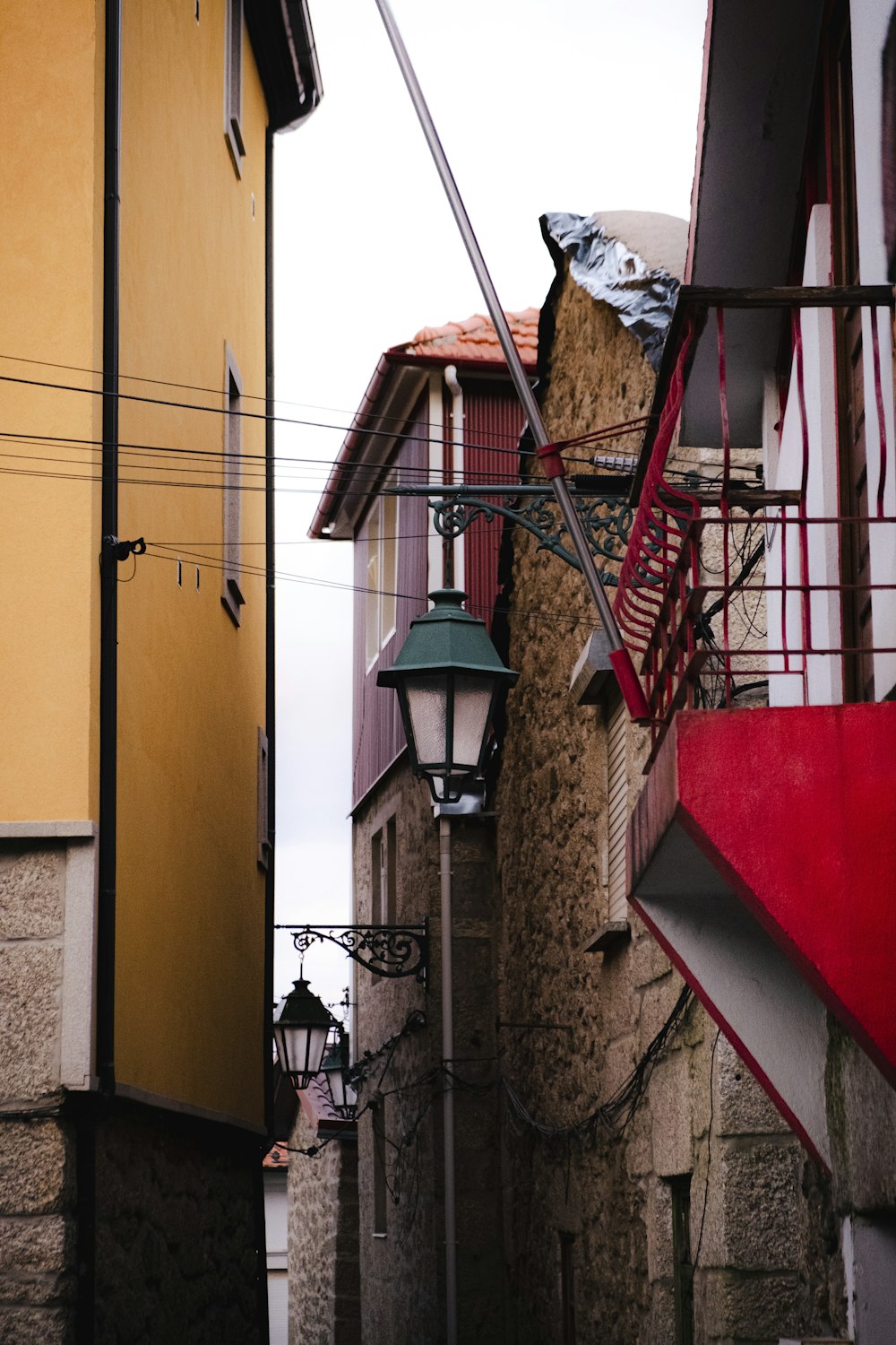 a street light next to a tall building