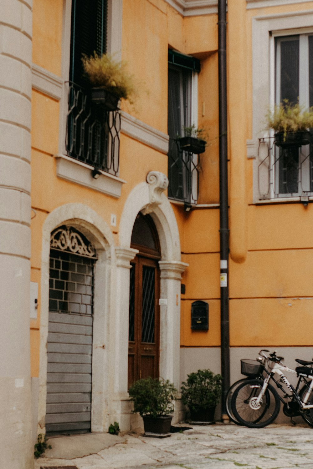 a couple of bikes parked in front of a building