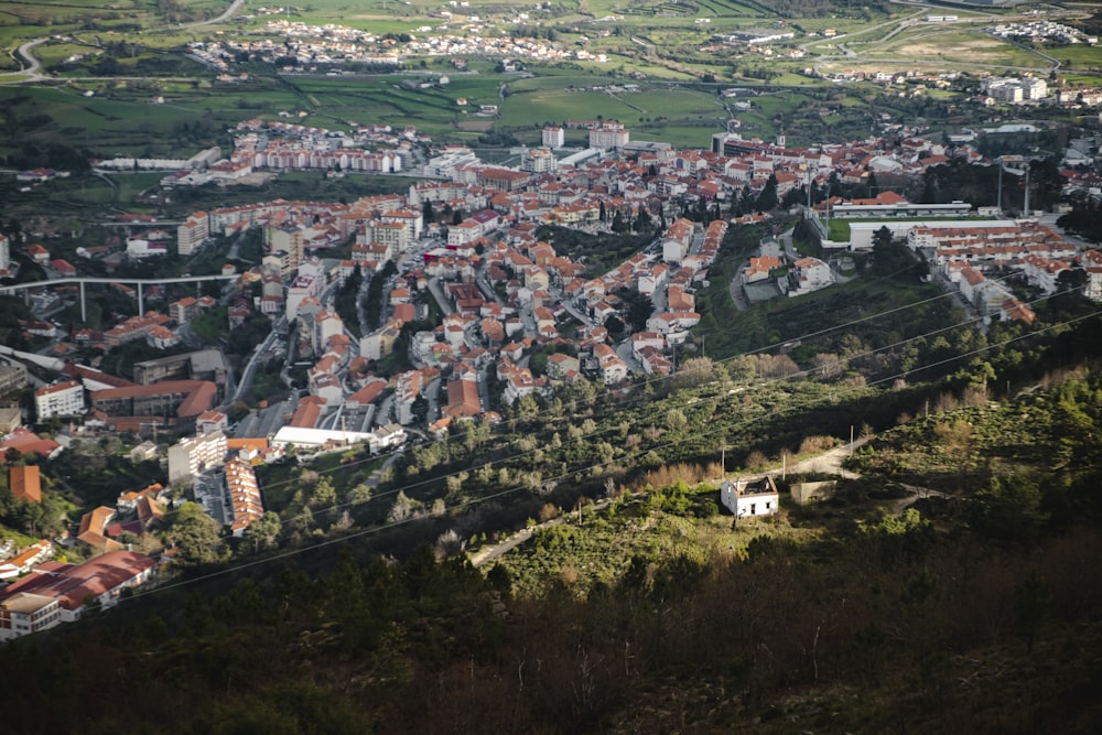 une vue d’une ville depuis une colline