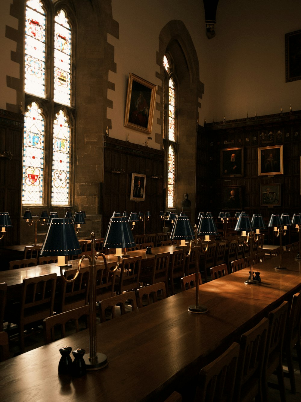 une salle remplie de nombreuses tables en bois recouvertes de lampes