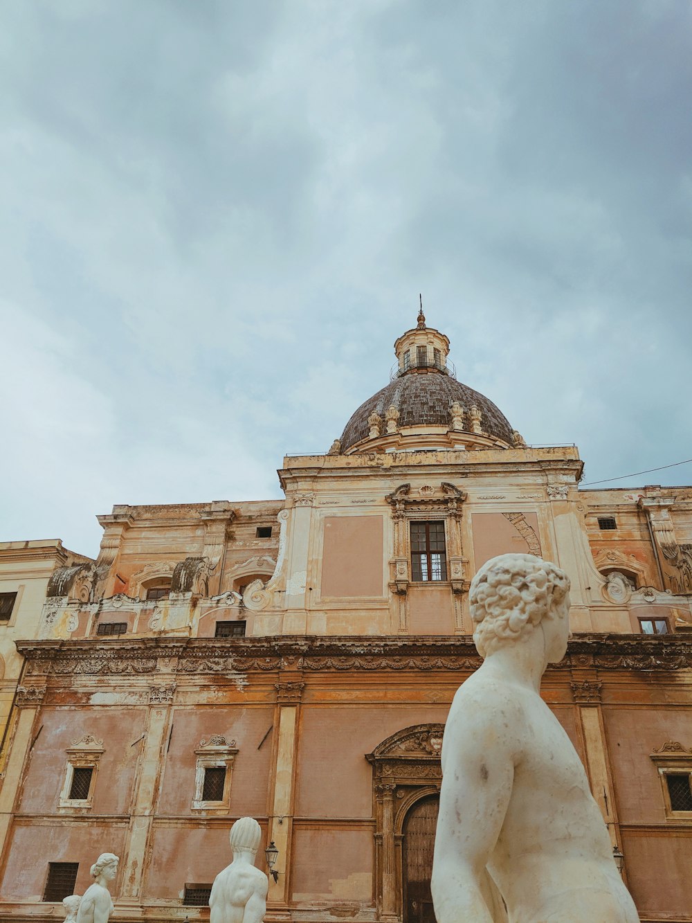 un grande edificio con statue di fronte