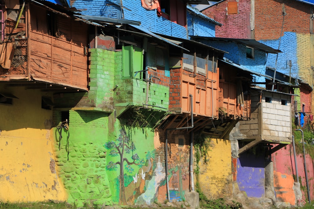 una hilera de edificios multicolores con una vaca en primer plano