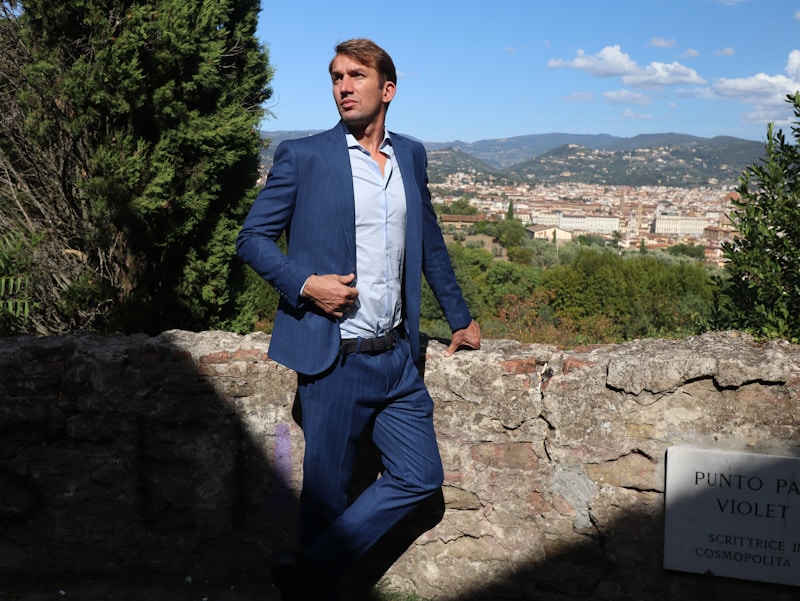 Attraktiv Mann am bloe Kostüm