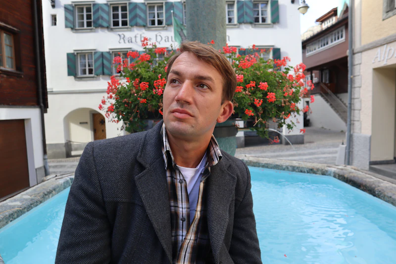 Romantisk man som väntar på en dejt i en vacker park