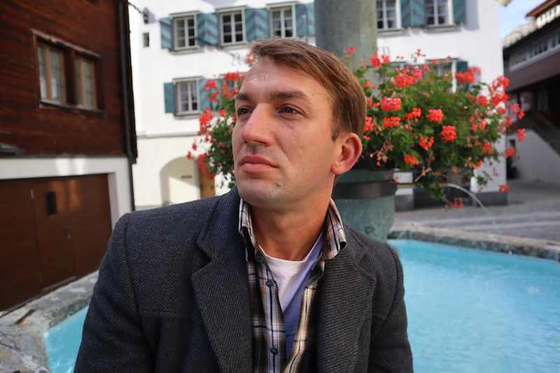 relax y estilo masculino junto a una piscina cristalina