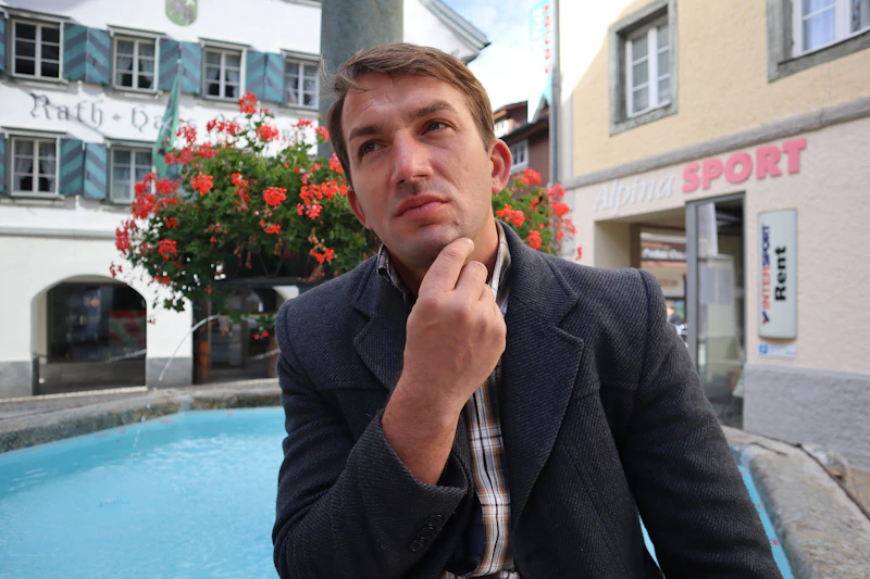 Avslappnad man vid poolen som söker en lyxig livsstil