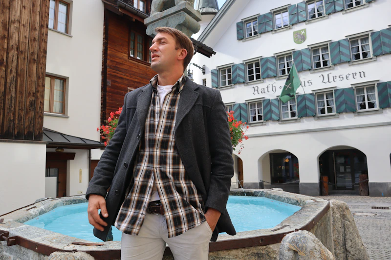 Hombre elegante junto a una fuente, esperando a su sugar mama