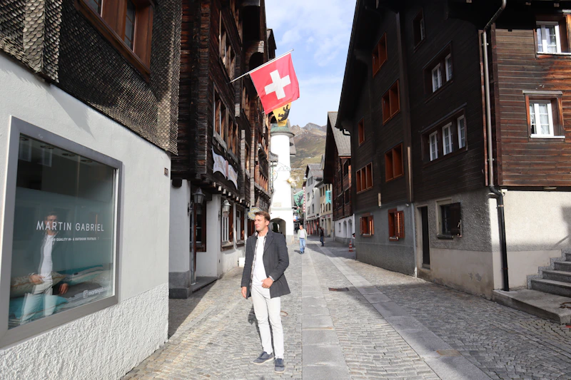 Framgångsrik man som njuter av stadslivet i Sverige