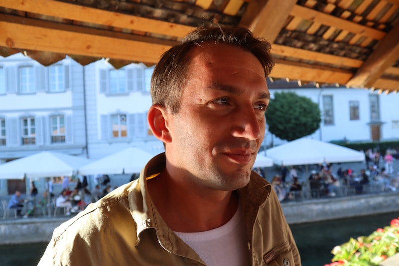 Hombre guapo bajo techo de madera