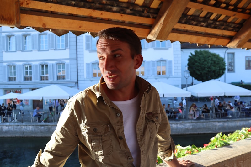 Chico galán frente a mercado