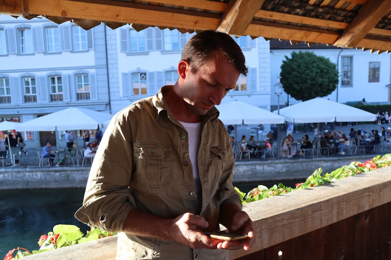 Hombre sofisticado mirando su celular