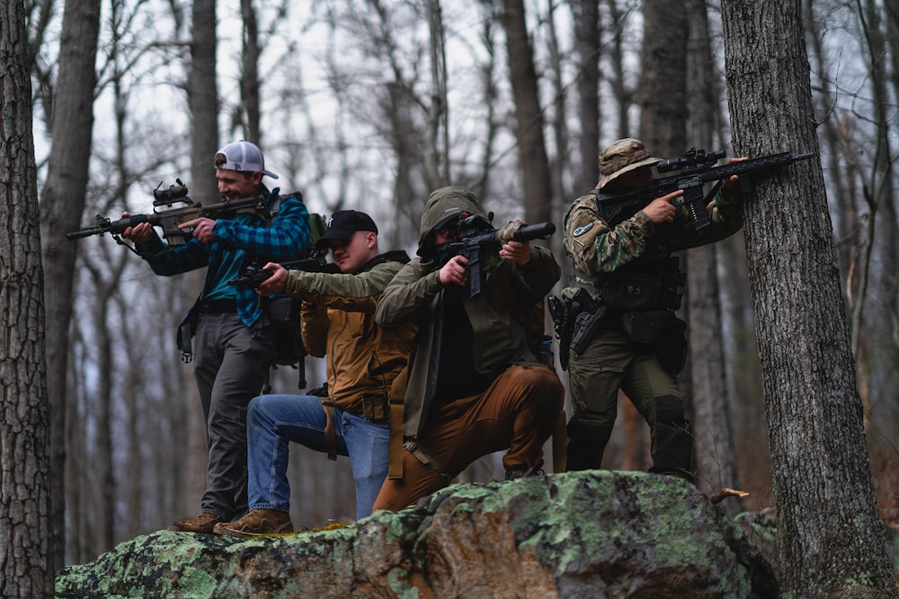 Un grupo de hombres con armas en el bosque