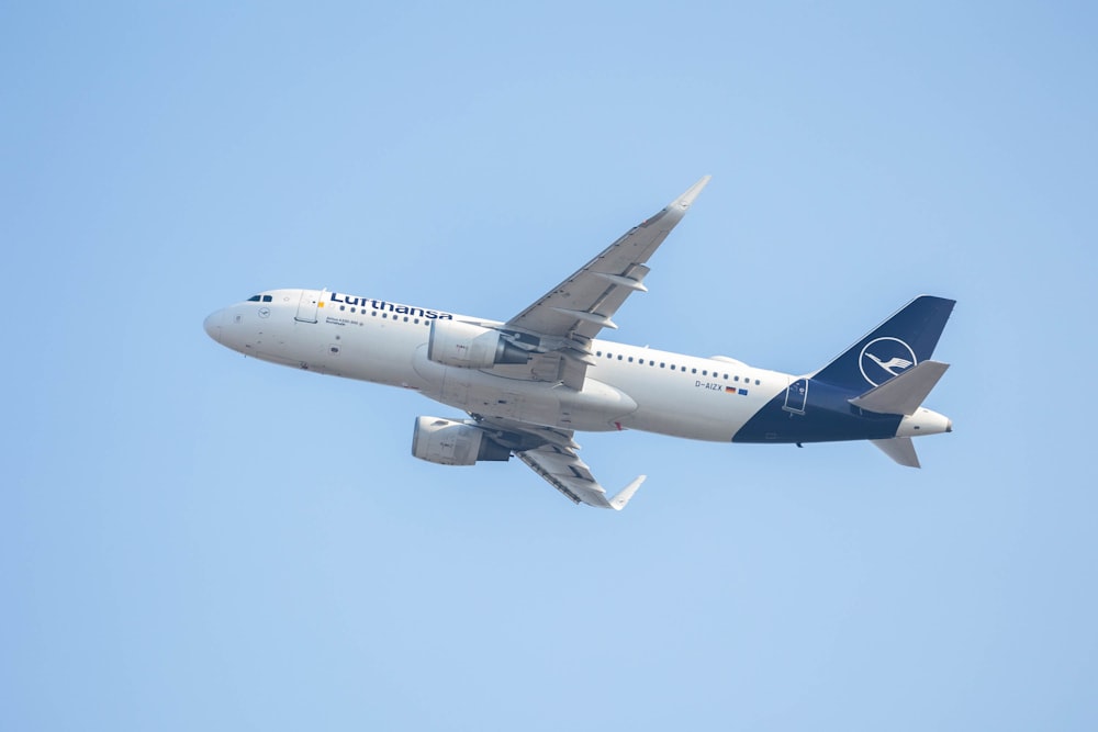 ein großes Düsenflugzeug, das durch einen blauen Himmel fliegt