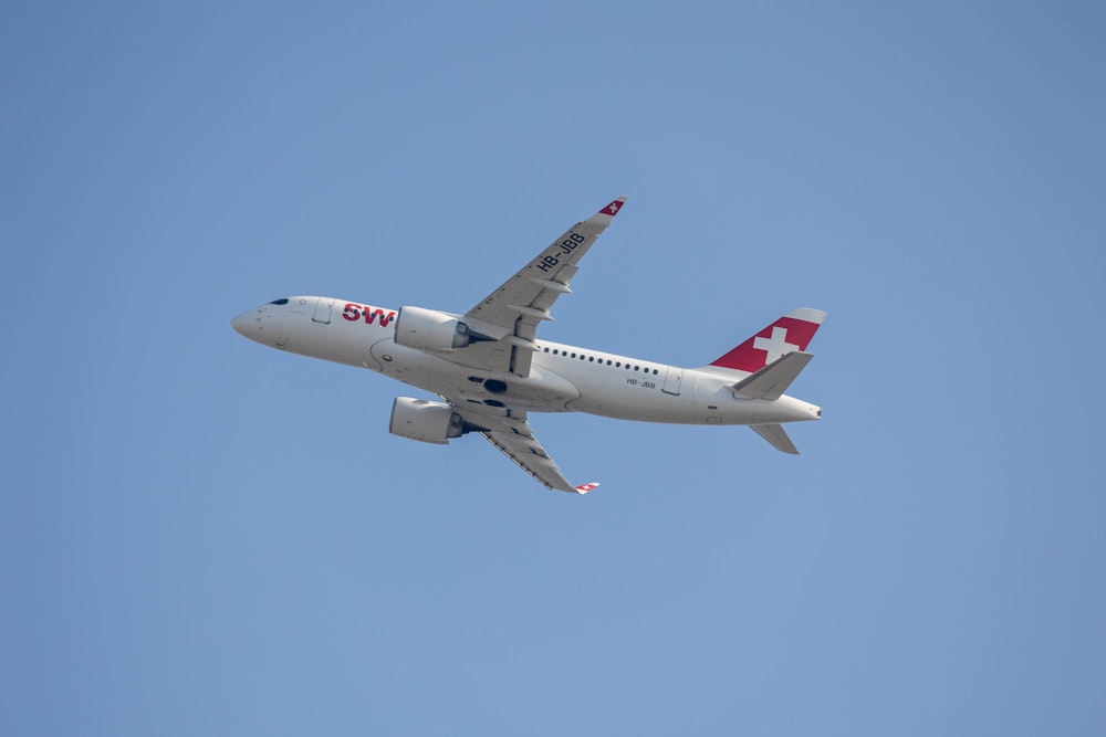 Ein großer Passagierjet fliegt durch einen blauen Himmel