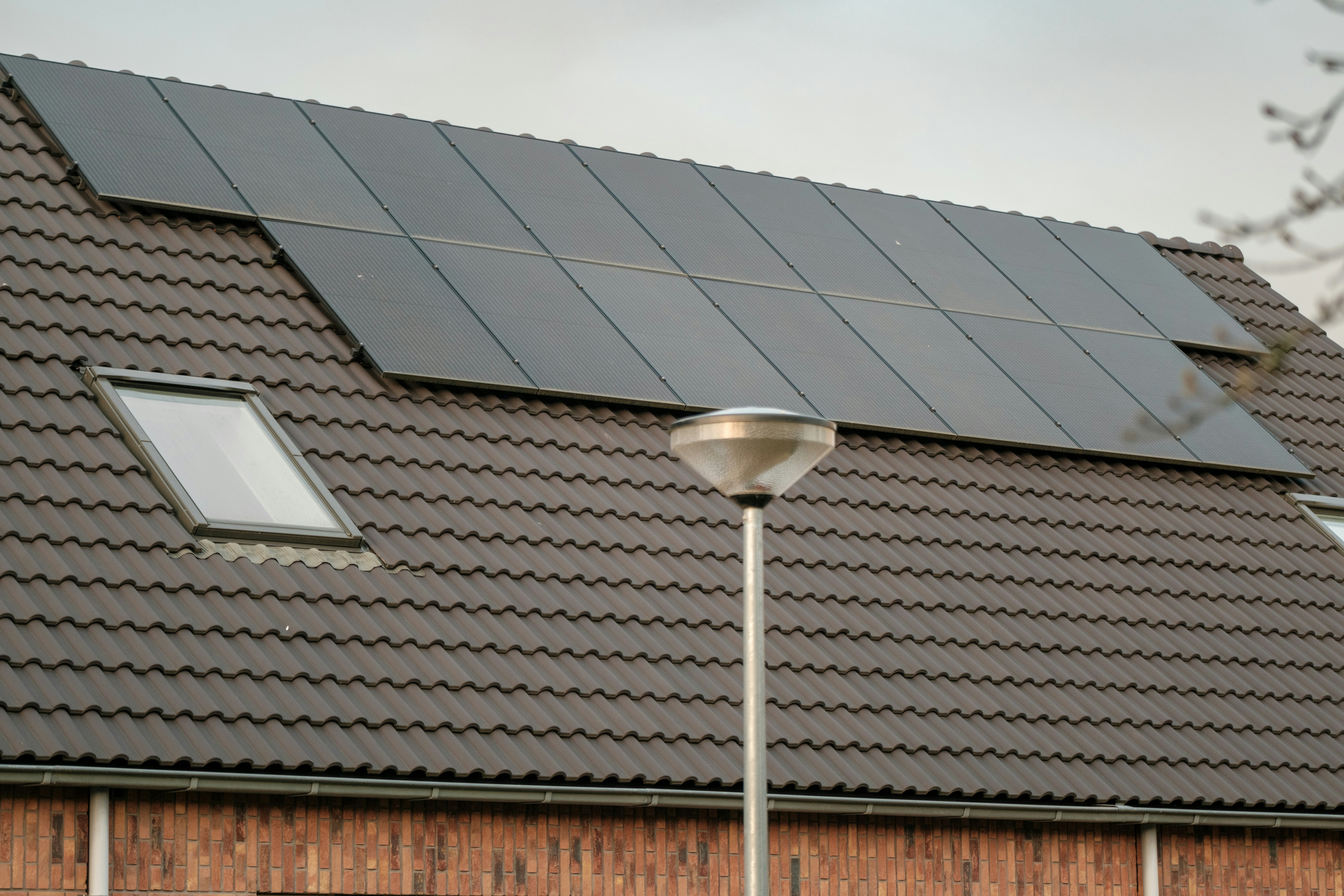 Villa moderne avec des panneaux photovoltaïques sur le toit à Saint-Germain-en-Laye.