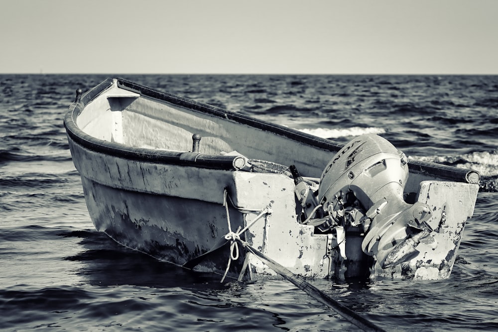 um barco que está sentado na água